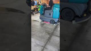 Tennant T12 Ride On Floor Scrubber [upl. by Shamma]